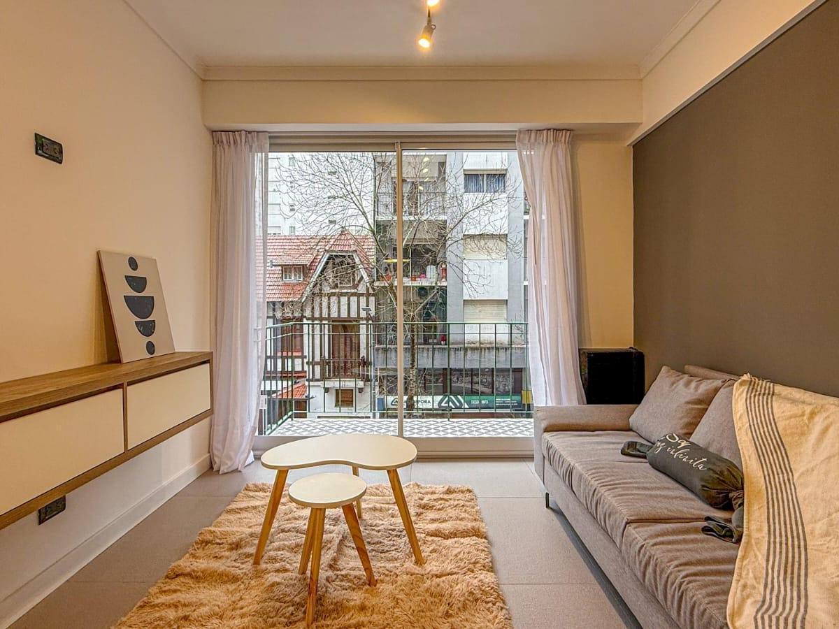 Venta de departamento, de 2 ambientes con dependencia, a la calle, con balcón saliente