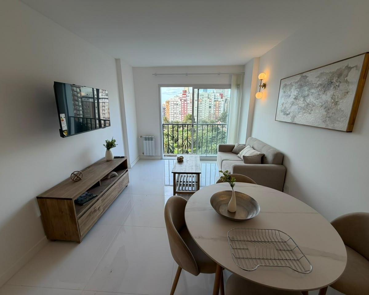 Venta de departamento de 2 ambientes, a la calle, con balcón francés