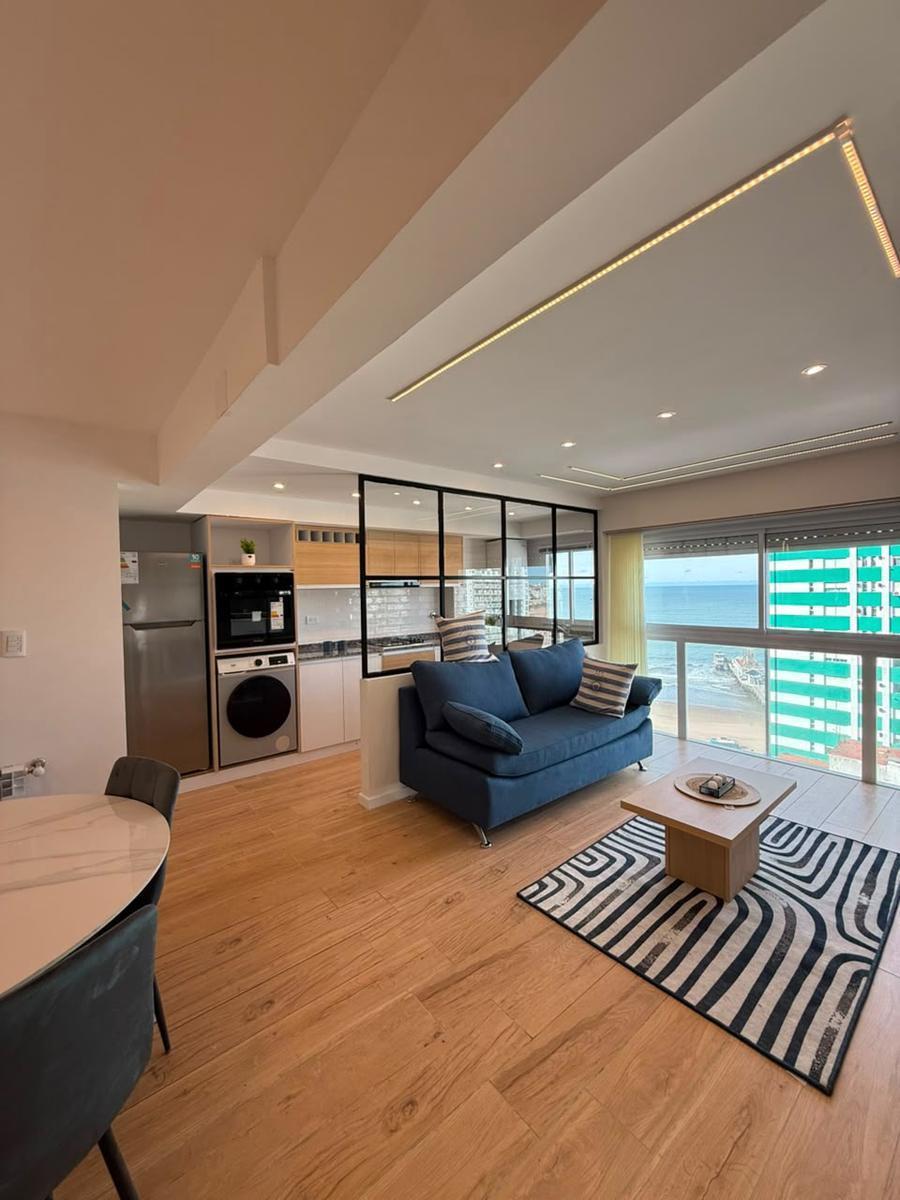 Venta de departamento de 3 ambientes a la calle, con cochera, y balcón con vista al mar