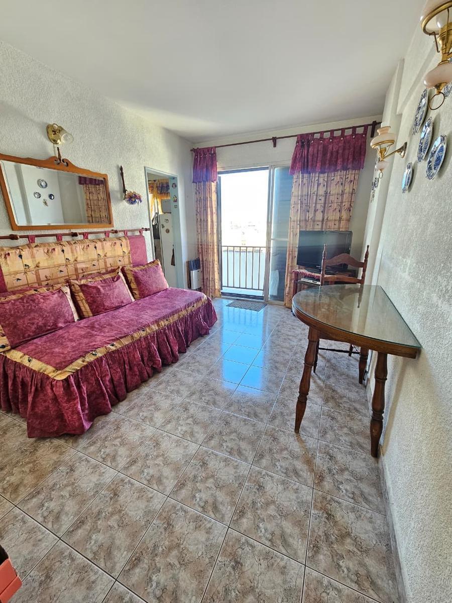 Venta de departamento 2 ambientes, al lateral, con balcón