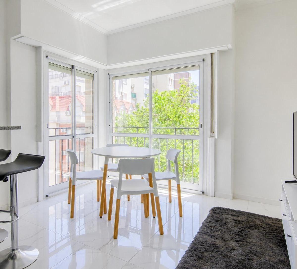 Venta de departamento de 2 ambientes, a la calle con balcón francés