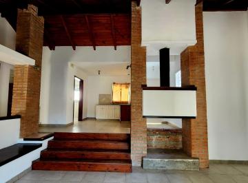 Casa · 130m² · 9 Ambientes · 1 Cochera · Alquiler Casa 2 Dorm. con Cochera Patio y Galeria
