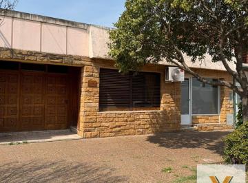 Casa · 177m² · 4 Ambientes · 1 Cochera · Casa en Venta - 3 Dorm. 2 Baños - 242 m² - Chivilcoy