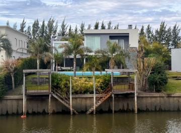 Casa · 490m² · 7 Ambientes · 2 Cocheras · Casa con Amarra en Venta en El Yacht, Nordelta, Tigre
