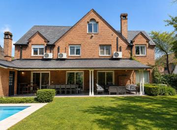 Casa · 280m² · 8 Ambientes · 1 Cochera · Casa en Alquiler en Camino Real, Boulogne, San Isidro
