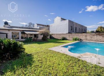 Casa · 209m² · 7 Ambientes · 1 Cochera · Oportunidad! Venta Casa de Siete Ambientes con Jardín, Pileta, Garaje y Depósito en Bella Vista