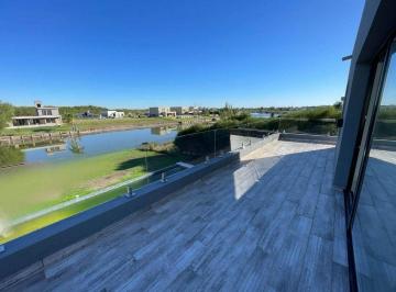 Casa · 221m² · 5 Ambientes · 4 Cocheras · Nev. Casa a La Laguna en San Sebastian con Escritura