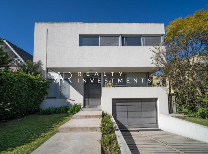Casa · 450m² · 6 Ambientes · 2 Cocheras