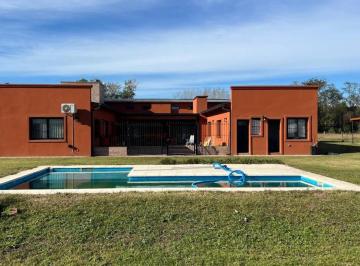 Quinta vacacional · 300m² · 8 Ambientes · Quinta en Venta - 6 Dorm. 4 Baños - Suipacha