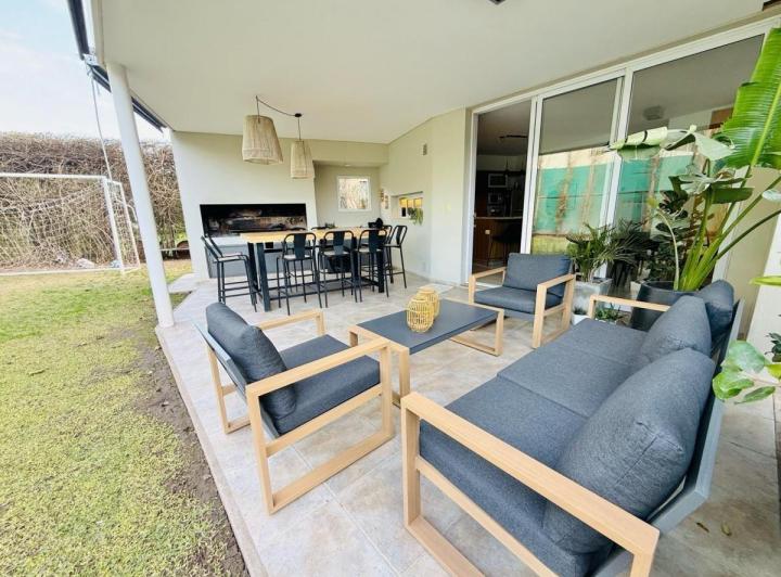 Casa · 280m² · 5 Ambientes · 2 Cocheras