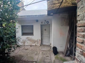 Casa · 112m² · 3 Ambientes · 2 Cocheras · Venta - Casa 2 Amb. C/jardin 2 Baños Galpon y Taller - V. Ballester