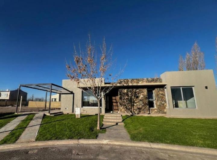 Casa · 143m² · 5 Ambientes · 2 Cocheras