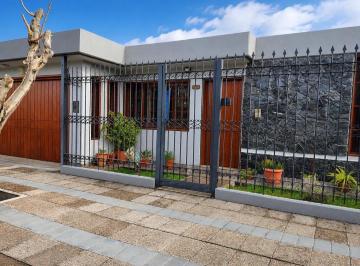 Casa · 288m² · 5 Ambientes · 2 Cocheras · Vendo Casa en San Martín Mendoza de Categoría 3 Habitaciones Piscina Sum