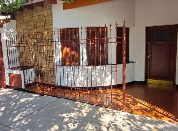 Ingreso - frente de la casa · Casa Para Vivienda Fliar, Estudios, Oficinas.