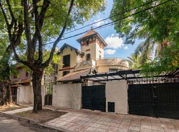 Casa · 411m² · 6 Ambientes · 3 Cocheras · Casona Señorial Remodelada, Doble Frente, 749 m² de Terreno, Jardin, Piscina, Múltiples Destinos.