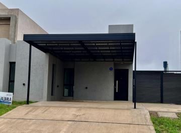 Casa · 360m² · 3 Ambientes · 4 Cocheras · Casa en Alquiler Docta Urbanización