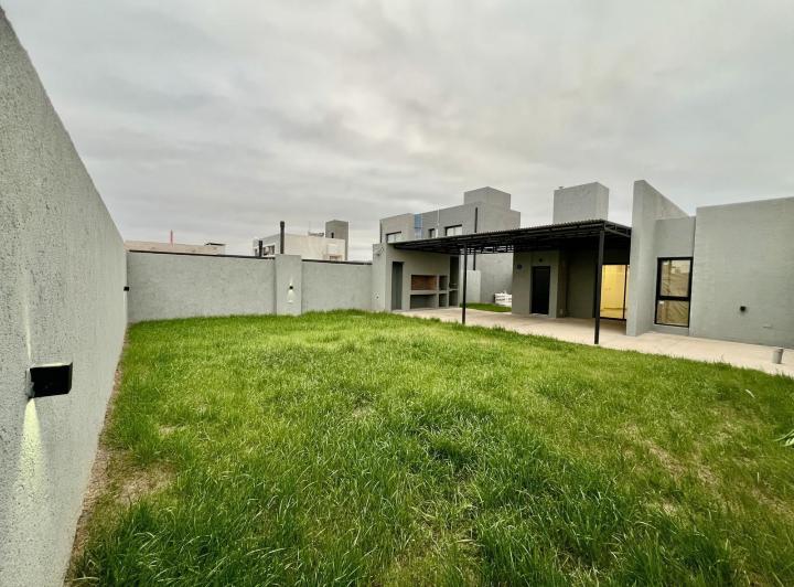 Casa · 360m² · 3 Ambientes · 4 Cocheras