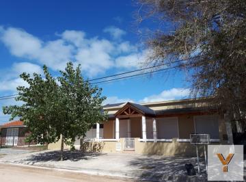 Casa · 200m² · 4 Ambientes · 1 Cochera · Casa en Venta - 3 Dorm. y 3 Baños - 200 m² - Claromeco