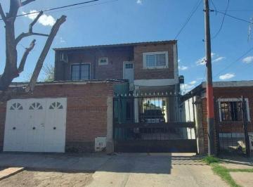 Casa · 300m² · 5 Ambientes · 3 Cocheras · Casa 4 Dorm. Patio Garage Quincho en Venta
