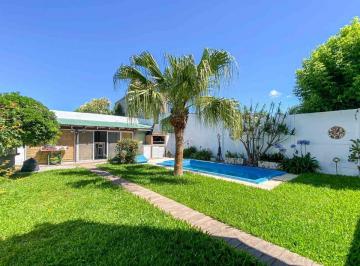 Casa · 217m² · 5 Ambientes · 3 Cocheras · Casa a La Venta