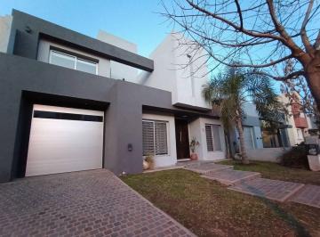 Casa · 270m² · 6 Ambientes · 2 Cocheras · Venta Casa de Categoría 3 Dor B. Claros del Bosque