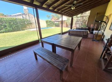 Casa · 207m² · 4 Ambientes · 2 Cocheras · Casa 4 Ambientes en Venta Castelar Pileta Jardin