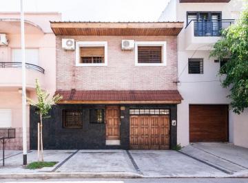Casa · 130m² · 4 Ambientes · 1 Cochera · Casa PH en El Centro de Gerli Apto Credito!