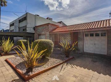 Casa · 180m² · 4 Ambientes · 1 Cochera · Venta Casa 3 Dorm.,2 Baños Cerrito