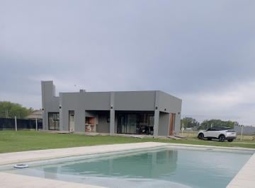 Casa · 165m² · 4 Ambientes · 1 Cochera · Casa a Estrenar con Pileta — Barrio Villa Adriana