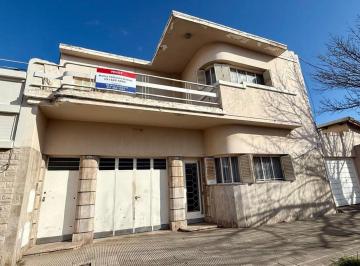 Casa · 264m² · 5 Ambientes · 1 Cochera · Casa Dos Plantas Barrio Pacifico