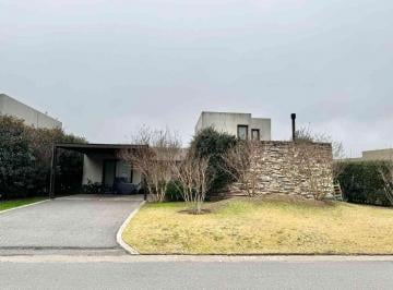 Casa · 232m² · 7 Ambientes · 2 Cocheras · Casa en Venta en Pergamino en Barrio Cerrado