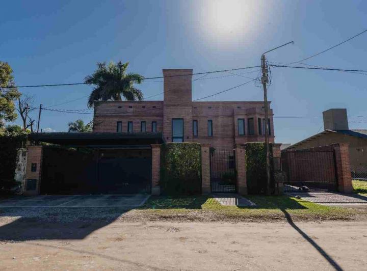 Casa · 320m² · 5 Ambientes · 2 Cocheras