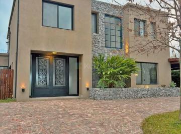Casa · 256m² · 6 Ambientes · 1 Cochera · Venta Casa 6 Amb a La Laguna. Financiacion Propia. San Francisco, Villanueva, Tigre