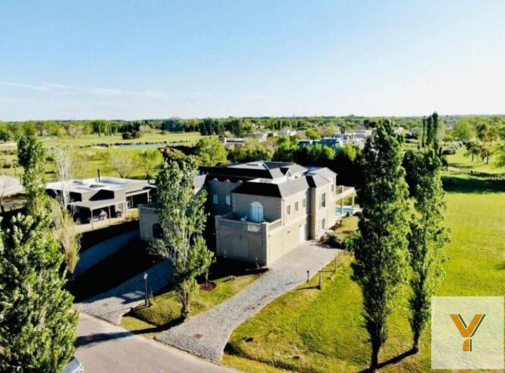 Casa · 900m² · 11 Ambientes · 4 Cocheras
