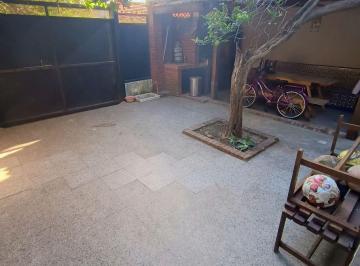 Casa de 5 ambientes, Vicente López · Casa en Venta Sobre Lote Propio en Esquina | 5 Ambientes | Patio, Quincho y Excelente Ubicación.