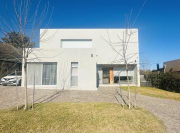 Casa · 195m² · 5 Ambientes · Casa 5 Ambientes con Piscina - Barrio Santa Guadalupe
