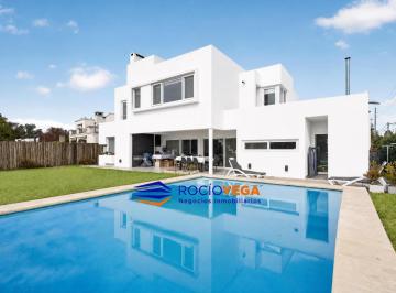 Casa · 257m² · 6 Ambientes · 1 Cochera · Casa a La Venta en Barrio Cerrado Weston, Moreno, Almafuerte 1540