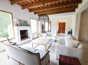 Casa · 309m² · 8 Ambientes · 1 Cochera · Casa Estilo Clásico con Amplios Espacios.