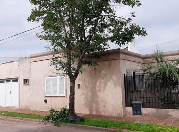 Casa · 160m² · 6 Ambientes · 1 Cochera · Casa de 3 Dorm. con Pileta en Capitan Bermúdez.