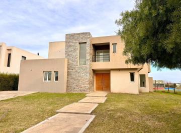 Casa · 205m² · 5 Ambientes · 2 Cocheras · Casa en Venta 5 Ambientes en El Canton - Escobar