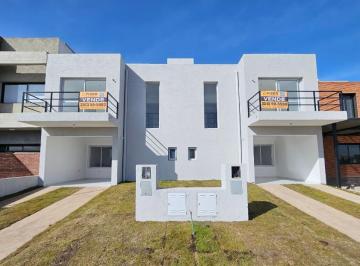 Casa · 120m² · 4 Ambientes · 2 Cocheras · Venta Duplex 3 Dorm. 2 Baños Colinas de Manantiales