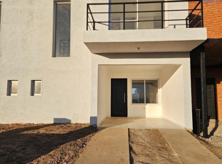 Casa · 120m² · 4 Ambientes · 2 Cocheras