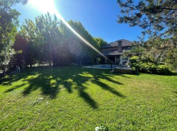 Casa · 320m² · 6 Ambientes · 5 Cocheras · Casa en Alquiler en Pilar del Lago