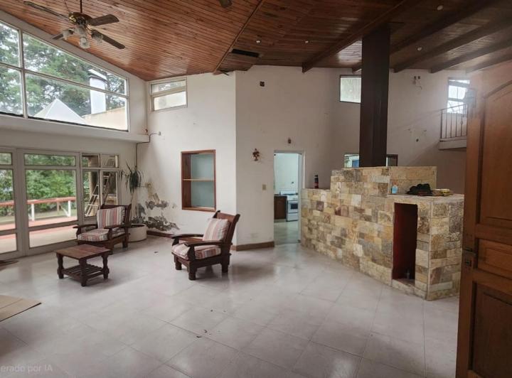 Casa · 300m² · 6 Ambientes · 2 Cocheras