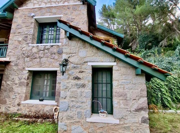 Casa · 300m² · 5 Ambientes · 2 Cocheras