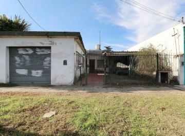 Casa · 84m² · 3 Ambientes · 1 Cochera · Venta Casa Lote Propio C/local, Pileta/ Moreno
