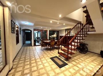 Casa · 213m² · 5 Ambientes · 2 Cocheras · Venta Casa de Cuatro Dorm. con Jardin y Cochera Doble en Abasto