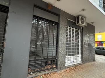Local comercial · 60m² · 2 Ambientes · Local en Alquiler con Amplia Vidriera