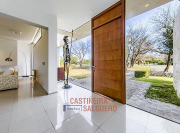 Casa · 2450m² · 10 Ambientes · 6 Cocheras · Casa en Planta Baja en Fincas del Sur