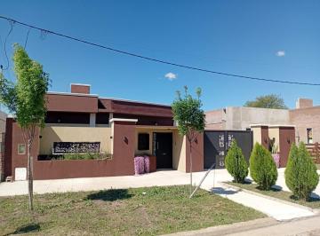 Casa · 217m² · 4 Ambientes · 1 Cochera · Casa 2 Dorm. en Oro Verde